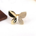 Vue macro d'une bague papillon ajustable en or 18k avec des ailes en zircon brillant - Forme papillon demi-pavé
