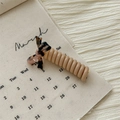 Dettaglio dell'elastico a spirale beige con un fiocco in trama tartarugata - Anello a Filo del Telefono con Fiocco / Leopardo Chiaro