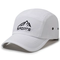 Gorra deportiva blanca de secado rápido con bordado de montaña y ojales de aire - Ajustable / Blanco