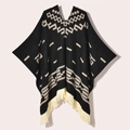 Flachbild von schwarzem Western-Poncho mit beigen geometrischen Mustern und Fransen - 130x150cm / Pullover Western Cowboy Schwarz