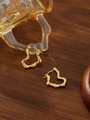 Primo piano dettagliato degli orecchini a cuore dorati con trama martellata su sfondo di legno - Stile Cuore Strutturato (ZHE1069金)