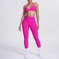 Vista frontale di set yoga rosso rosa con leggings a vita alta e reggiseno sportivo - Frutto del Drago