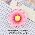 Détail macro d'une breloque fleur marguerite en résine rose 27x27mm pour bricolage - Rouge Rose