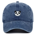Nahaufnahme einer Panda-Stickerei auf einer blau gewaschenen Denim-Baseballkappe - Marineblau