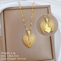 Macro-opname van de gouden hartvormige hanger met zirkonia aan een golvende ketting - Gouden Hart Stijl Volledig Ingelegd (J512)