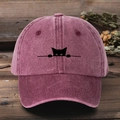 Detalle de la gorra vintage burdeos de algodón lavado con bordado minimalista de gato negro - Talla única / Burdeos