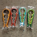 Set di 4 apribottiglie multifunzione antiscivolo nei colori arancione, rosso, blu e verde - Grande / Rosso