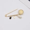 Dettaglio spilla barocca con moneta d'oro, pietra nera e perle bianche a goccia - Stile 1 (Stile moneta spilla da balia retrò) / Oro