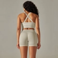 Vue détaillée de l'ensemble de yoga vert sauge avec soutien-gorge croisé et short taille haute - S / Haut Et Bas / Rose Clair