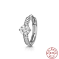 Close-up of S925 sterling silver hoop earring with twisted design and zircon stone - Twist Single Stone (G60203507003) / Single Platinum #3