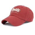 Detail van rode katoenen baseballpet met wit Create NEW LIFE borduursel - Bordeauxrood
