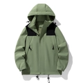 Outdoor-Kapuzenjacke in Salbeigrün mit schwarzen Kontrastfeldern auf weißem Hintergrund - XS / Dunkelgrün