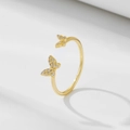 Minimalistischer goldener Schmetterlingsring mit Zirkonia auf weißem Hintergrund - Einstellbar Offen / Gold