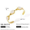 Dettaglio bracciale rigido dorato con rose bianche 12mm e specifiche impermeabilità - Stile Tre Rose(NB-B6374)