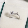 Silver flower ring with white pearls and sparkling zircon in a velvet jewelry box - Five-Pearl Flower Zirconia Style (白金色1)