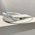 Dettaglio degli occhiali da sole avvolgenti argento futuristici con finitura metallica - Montatura argento galvanizzata Lente a specchio argento