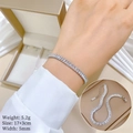 Dettaglio del bracciale tennis in argento con zirconi rettangolari su fondo seta - Stile intarsio zircone baguette (P234) / Argento