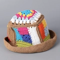 Detailaufnahme des handgefertigten Häkelhuts mit bunten Strickmustern und Texturen - M (56-58cm) / Khaki