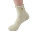 Gemütliche beige Korallenfleece-Socken mit goldener Herzstickerei am Bein gezeigt - Einheitsgröße / Besticktes Herz Cremeweiß