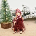 Handgefertigter Weihnachtsanhänger Mädchen mit rotem Fransenkleid und Holzskiern - Rotes Ski-Mädchen
