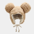 Dettaglio del cappello in peluche di lana di agnello con grandi orecchie e nappine - Cachi