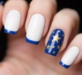 Dettaglio di unghie finte squoval con punte blu stile francese e motivi a stella oro - Stile Francese Stella Blu Bianco (CW547)