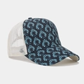 Dettaglio del motivo floreale blu sul cappello trucker con rete bianca traspirante - Girasole su fondo blu scuro (#19)
