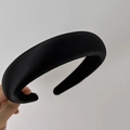 Detalle de una diadema de esponja negra gruesa con acabado en tela suave para un look retro - Negro