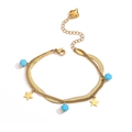 Detalle de pulsera doble dorada con cuentas azules y colgantes de estrella y corazón - Estilo de Colgante de Estrella (31643)