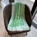 Écharpe légère vert menthe avec motifs géométriques verts et jaunes et bordures franges - Géométrique Vert Clair