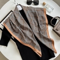 Élégante écharpe en soie à motif pied-de-poule avec bordures marron et accessoires - Caramel