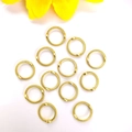 Dettaglio macro di anelli strutturati in oro 14k per orecchini e collane fai-da-te - DE 9mm (Per Perle da 6mm) / Oro Antico