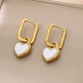 Vue macro des boucles d'oreilles rectangles dorées avec breloque cœur blanc texturé - Or-Blanc
