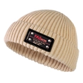Dettaglio del berretto in maglia beige con trama a costine e patch con rivetti - L(58-60cm) / Beige