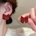 Eleganti orecchini a perno con fiocco rosso e ago in argento indossati da una modella - Stile Orecchini a Fiocco / Rosso Vino (18# Perno in Acciaio)