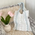 Détail de broderie florale et ruban de dentelle bleu clair sur sac cabas blanc - Bandoulière Bleu Clair