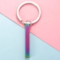 Portachiavi minimalista con barra arcobaleno e ciondolo in metallo iridescente - Anello in Acciaio Barra Arcobaleno / Arcobaleno