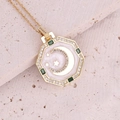 Dettaglio della collana dorata con pendente a luna e stelle su fondo in pietra beige - Stile Ottagono Stella Luna Bianca (4#)