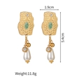 Dettaglio di orecchini vintage con pietre verdi e perle, lunghezza 5,4 centimetri - Stile 4