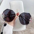 Occhiali da sole donna senza montatura con lenti viola sfumate e decori floreali - Sfumato Nero con Strass