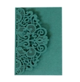 Vue macro du motif de dentelle découpé au laser sur l'enveloppe verte d'invitation de mariage - Vert Encre