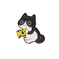 Spilla gatto bianco e nero in smalto con cartello giallo MOM per la festa della mamma - Gatto con lettera MOM
