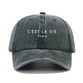 Détail de l'imprimé C'EST LA VIE PARIS sur la casquette en denim gris délavé - Vert Militaire