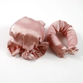 Dettaglio del set di bigodini in raso rosa e scrunchies per ricci senza calore - Rosa Loto