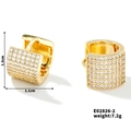 Macro-opname van gouden huggie-oorbellen met zirkonia en hoogte van 1,3 cm - E02826-2 (Boog Huggie 1,3 cm)