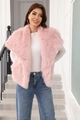 Rosafarbene Kunstpelzweste für Damen kombiniert mit weißem Strickoberteil und blauer Jeans - Rosa
