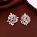 Detailopname van vintage zilveren oorbellen met parelkwastjes en glanzende strass - Zilver Roze Kwastje Ear Cuff