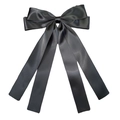 Detailansicht der schwarzen Satin-Schleife mit langen Bändern für die Haare - Schwarz