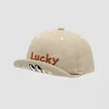 Detail der Lucky-Stickerei und des Augenmusters am Rand der beigen Baby-Baumwollmütze - 48cm (5-18 Monate) / Beige