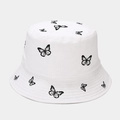 Dettaglio del ricamo a farfalla nera sul tessuto di cotone bianco del cappello bucket - M (56-58cm) / Bianco